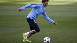 Mario Mandzukic berlatih dribble jelang melakoni pertandingan gengsi tinggi kontra Real Madrid (REUTERS/Juan Medina)