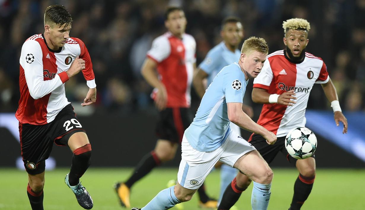 Gelandang Manchester City, Kevin De Bruyne, berusaha mengontrol bola saat melawan Feyenoord pada laga Liga Champions di Stadion Feyenoord, Rotterdam, Rabu (13/9/2017). Feyenoord kalah 0-4 dari City. (AFP/Emmanuel Dunand)