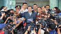 Menko Maritim, Rizal Ramli saat melambaikan tangan kepada awak media usai kunjungi Gedung KPK untuk melaporkan Hasil kekayaan pajak negara di Kuningan, Jakarta, Senin (12/10/2015).