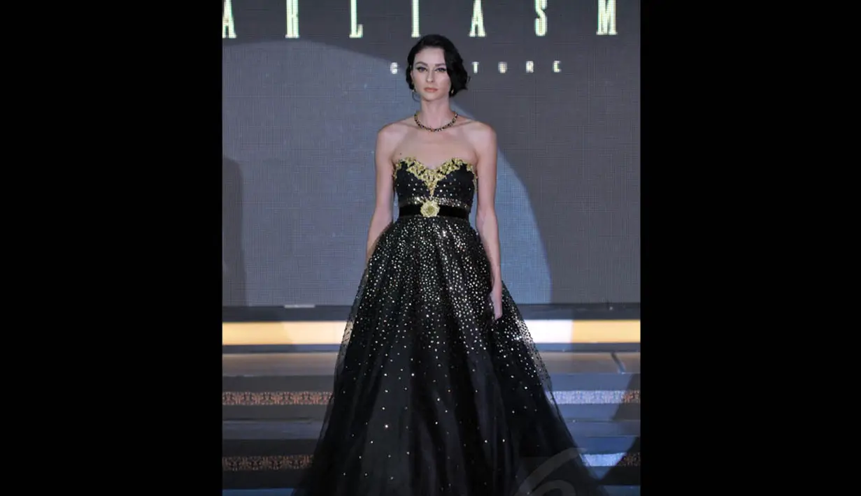 Fashion show yang memamerkan warna hitam dan emas rancangan Barli Asmara tampak mewah dan elegan dengan konsep kerajaan, Jakarta, (29/8/14). (Liputan6.com/Panji Diksana)