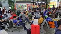 Penumpang kereta api jarak jauh menunggu di Stasiun Gambir, Jakarta Pusat, Rabu (21/12/2022). Jelang Natal dan Tahun Baru PT KAI mengantisipasi cuaca ekstrem dan daerah rawan, Daop 1 Jakarta menyiapkan Alat Material Untuk Siaga (AMUS) yang ditempatkan di lokasi rawan apabila terjadi hambatan akibat cuaca ekstrem seperti banjir, amblesan dan tanah longsor. AMUS yang siapkan berupa batu balas, bantalan rel, pasir, karung, besi (untuk jembatan), alat penambat rel, dan alat berat lainnya. (Liputan6.com/Johan Tallo)