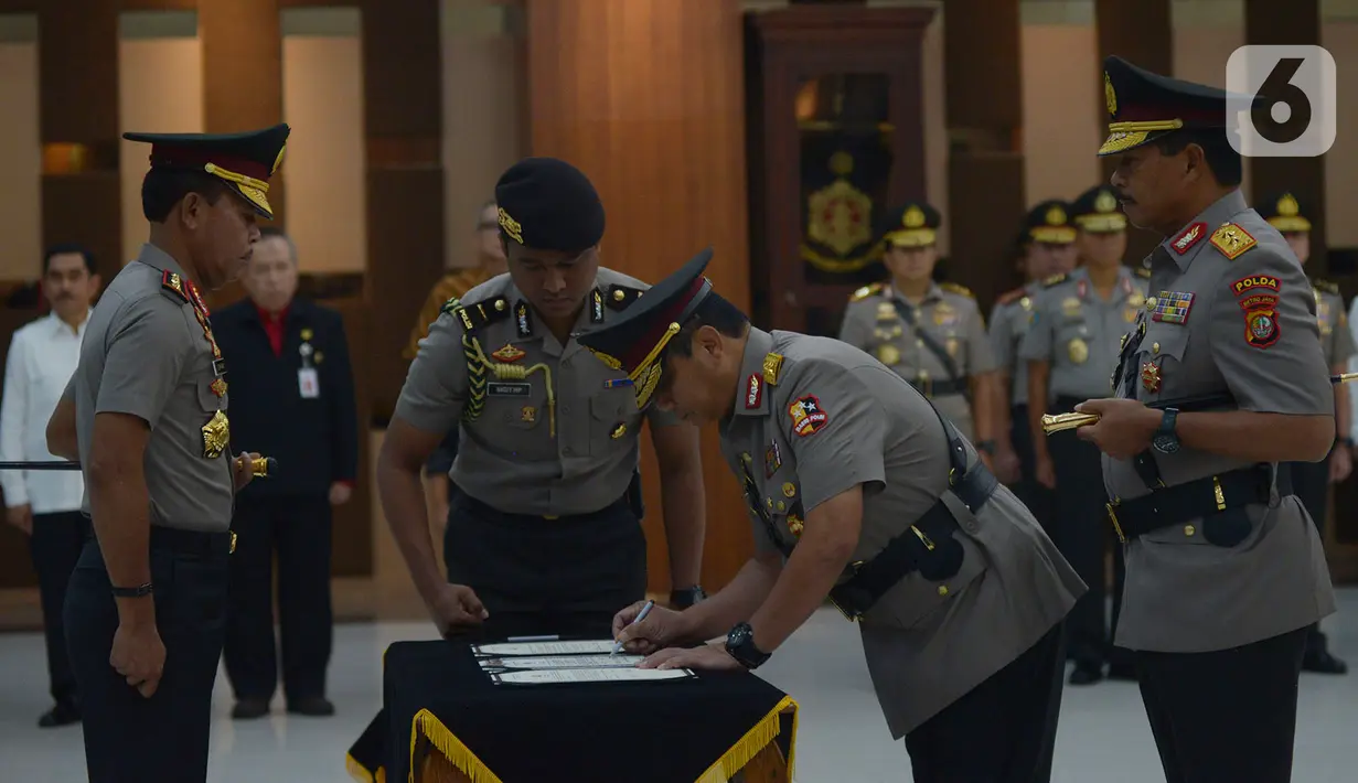 Kapolri Idham Azis menyaksikan penandatangan pakta integritas oleh pejabat lama Kapolda Metro Jaya Komjen Pol Gatot Eddy Pramono disaksikan pejabat baru Kapolda Metro Jaya Irjen Pol Nana Sujana saat Serah Terima Jabatan Kapolda Metro Jaya di Jakarta, Selasa (7/1/2020). (merdeka.com/Imam Buhori)