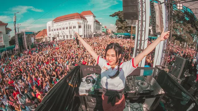 Viral Karena Disawer Ratusan Juta, Ini 7 Gaya DJ Una saat di Atas Panggung