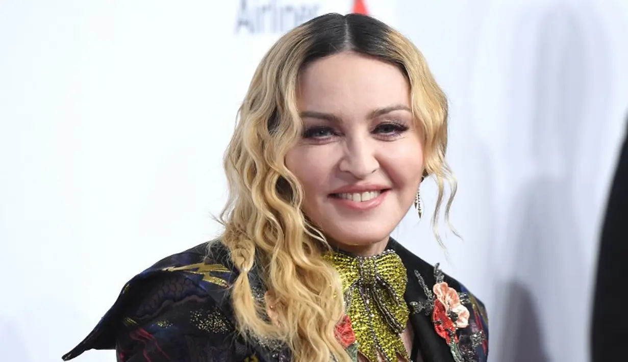 Madonna terbiasa melakukan sesuatunya sendiri. Hal itu yang sering membuat para kru bingung. Ia pun terkenal sebagai selebriti yang tak pernah mau di atur. (ANGELA WEISS / AFP)