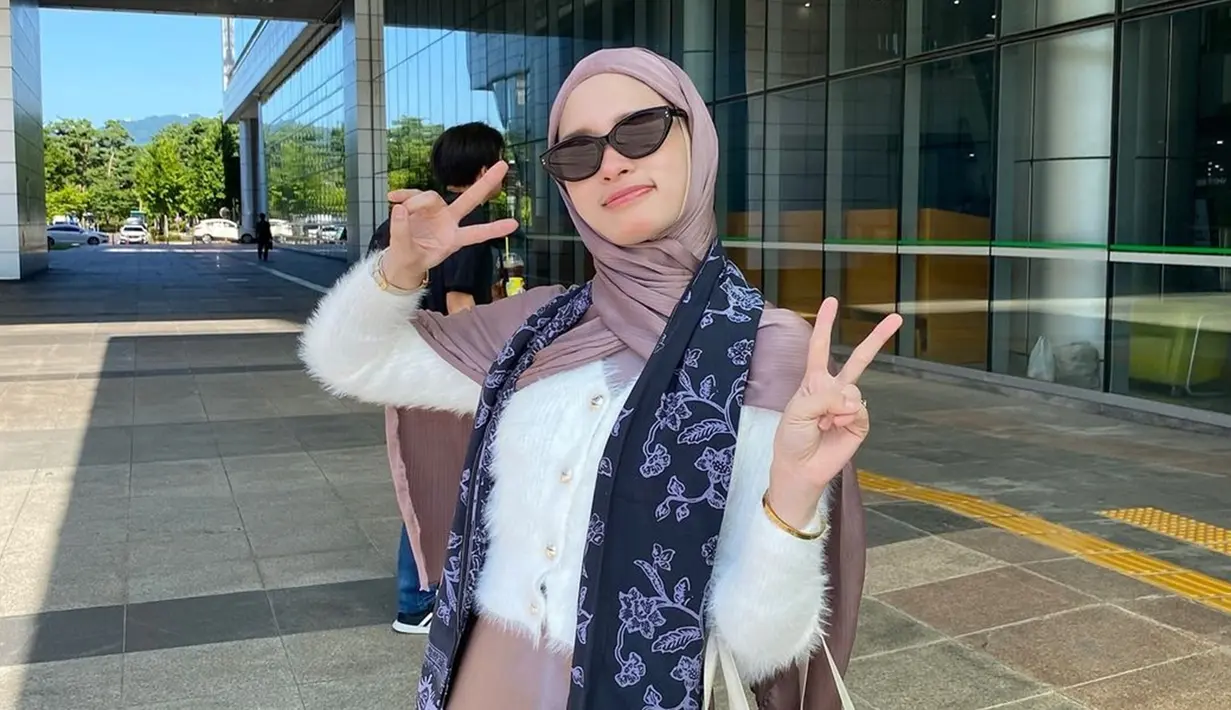 Melalui akun Instagram, Inara Rusli tampak mengunggah momen selama berada di Korea Selatan. Dirinya berkunjung ke Korea Selatan guna memenuhi undangan untuk ikut dalam kampanye kebaikan. (Liputan6.com/IG/@mommy_starla)