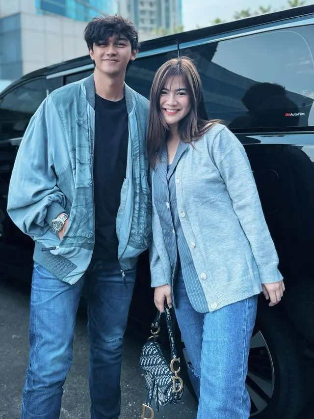 7 Potret Caesar Hito dengan Gaya Rambut Keriting, Bikin Netizen Gemas Buat Sisirin