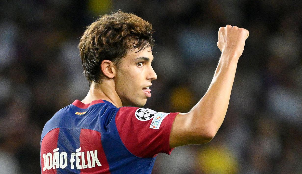 Pemain Barcelona Joao Felix, melakukan selebrasi setelah mencetak gol ke gawang Antwerp FC pada laga Liga Champions di Estadio Olimpico Lluis Companys, Barcelona, Rabu (20/9/2023). Barca menang lima gol tanpa balas. (AFP/Josep Lago)