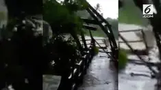 Sebuah jembatan di Yogyakarta ambruk terseret arus akibat cuaca buruk.