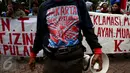 Peserta aksi mengenakan kaus bertuliskan 'Jakarta Tolak Reklamasi' saat unjuk rasa di Kementerian Lingkungan Hidup dan Kehutanan, Jakarta, Kamis (3/11). Dalam aksinya, mereka meneriakkan pencabutan reklamasi di teluk Jakarta. (Liputan6.com/Johan Tallo)