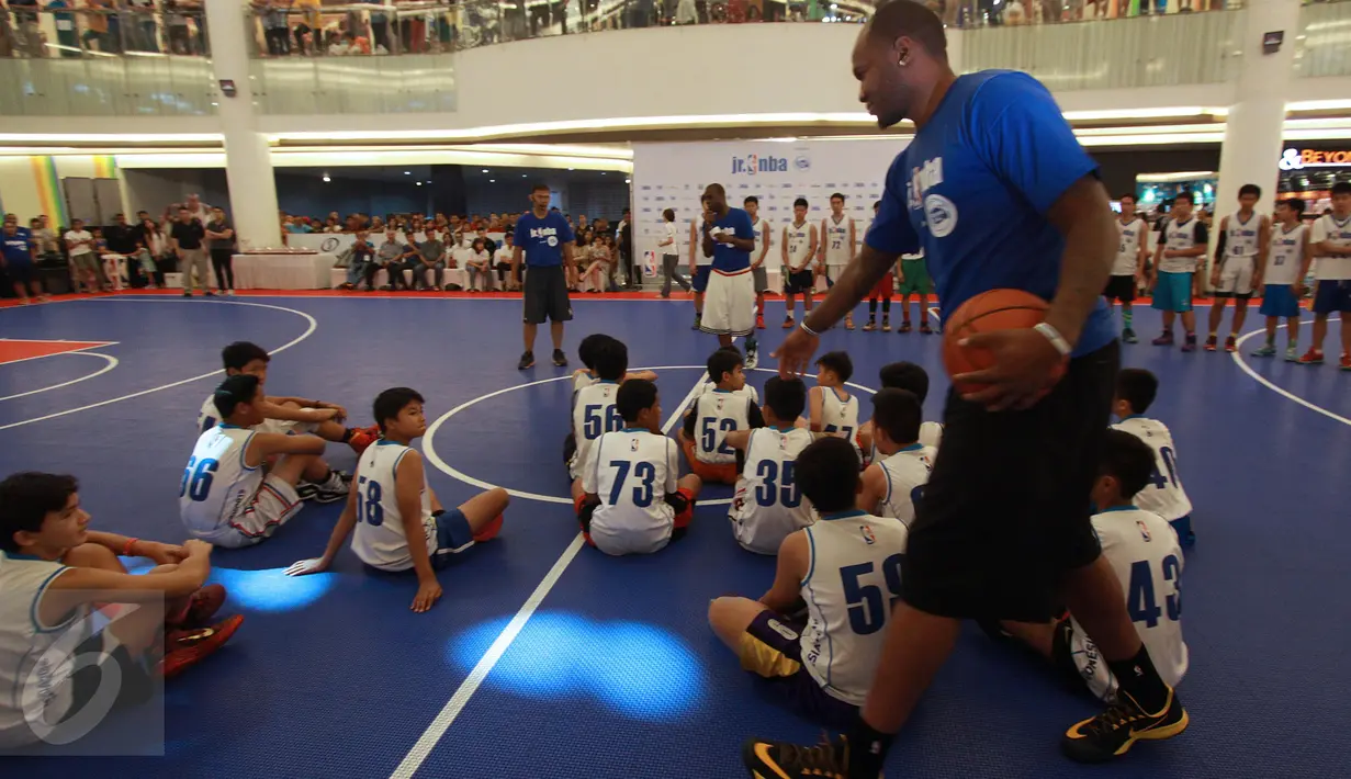 Pebasket NBA dari Tim Golden State Warriors Marreese Speights memberikan pelatihan kepada peserta National Training Camp Jr.NBA Indonesia 2015 di Jakarta, Minggu (30/8/2015). (Liputan6.com/Herman Zakharia)