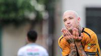 Reaksi kecewa pemain Bhayangkara FC, Radja Nainggolan saat menghadapi PSS Sleman pada laga pekan ke-25 BRI Liga 1 2023/2024 di Stadion PTIK, Jakarta Selatan, Kamis (22/2/2024). (Bola.com/Bagaskara Lazuardi)