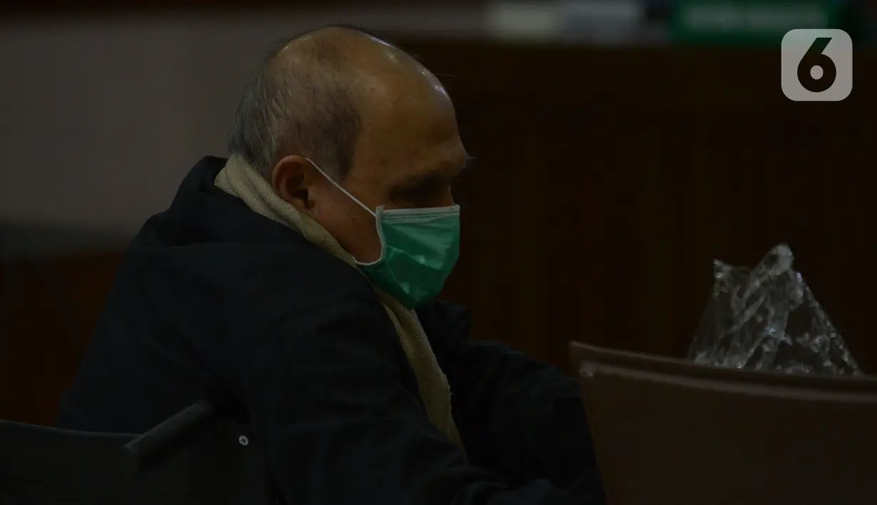 Terdakwa kasus kepemilikan senjata ilegal dan peluru tajam Kivlan Zen saat menjalani sidang pembacaan eksepsi di PN Jakarta Pusat, Rabu (18/12/2019). Majelis hakim PN Jakarta Pusat menunda sidang Kivlan Zen hingga 2 Januari 2020 melihat kondisinya yang masih sakit. (merdeka.com/Imam Buhori)
