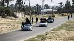 Mereka menambahkan bahwa ribuan orang melarikan diri dari bagian barat Khan Younis ke arah Deir al-Balah di Gaza tengah dan Rafah di ujung selatan Gaza. (AFP)
