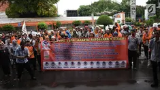 Sejumlah karyawan PT Pos Indonesia berunjuk rasa di depan Gedung Direksi PT Pos Indonesia, Jakarta, Senin (25/6). Mereka menuntut manajemen PT Pos Indonesia membagi keuntungan dan jasa produksi perusahaan tahun 2017. (Liputan6.com/Arya Manggala)