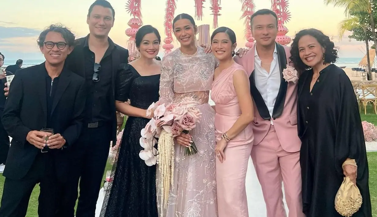 Semakin lengkap, pernikahan Adinia Wirasti juga dihadiri produser AADC, Mira Lesmana dan Riri Riza. Foto: Instagram.
