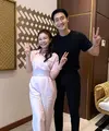 Outfit monokrom dengan model celana berpotongan pinggang tinggi dan lurus ala Rossa [@itsrossa910]