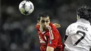 Bek Liverpool, Alvaro Arbeloa (kiri) berduel dengan striker Real Madrid, Raul, dalam partai Liga Champions putaran kedua di Anfield, Liverpool, 10 Maret 2009. AFP PHOTO/PAUL ELLIS