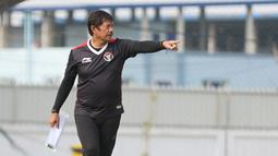 Pelatih Timnas Indonesia U-22, Indra Sjafri, memimpin sesi latihan di Visakha Training Center, Kamboja, Selasa (2/4/2023). Latihan tersebut merupakan persiapan jelang laga melawan Myanmar di SEA Games 2023. (Bola.com/Abdul Aziz)