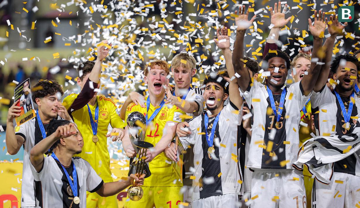 <p>Jerman U-17 berhasil mengangkat trofi juara Piala Dunia U-17 2023 setelah mengalahkan Prancis U-17 lewat drama adu penalti, Sabtu (2/12/2023) malam WIB. Bertanding di Stadion Manahan, Konstantin Heide jadi man of the match serta menjadi pahlawan kemenangan Der Panzer. (Bola.com/Bagaskara Lazuardi)</p>