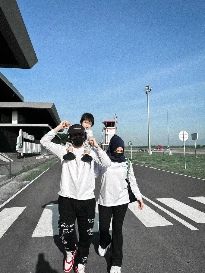 Atta Halilintar, Aurel Hermansyah dan Ameena mudik ke Jember. (Foto: Instagram/attahalilintar)