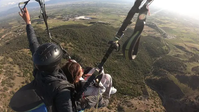 Prilly Latuconsina main paralayangan di Turki.