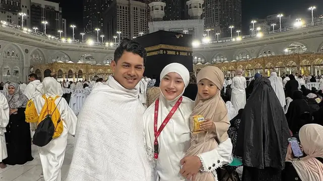 Yeni Inka Berhijab saat Umrah Bersama Suami dan Anaknya, Anggun dan Bikin Pangling