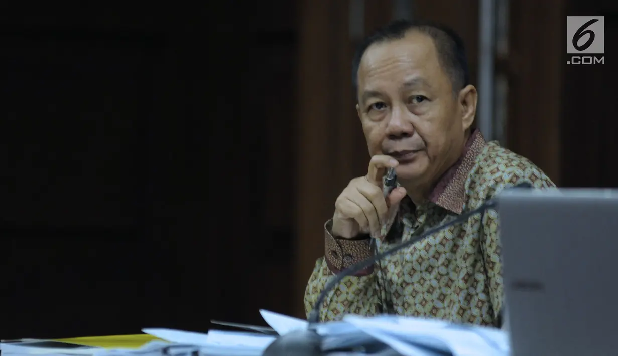 Terdakwa penerbitan SKL terhadap obligor BLBI, Syafruddin Arsyad Temenggung saat menjalani sidang lanjutan di Pengadilan Tipikor, Jakarta, Rabu (6/6). Sidang mendengar keterangan saksi. (Liputan6.com/Helmi Fithriansyah)