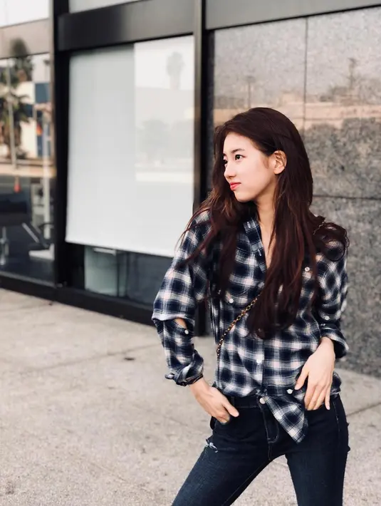 Lihat betapa imutnya wajah Suzy, walaupun ia berpose memanyunkan bibir. (Foto: instagram.com/skuukzky)