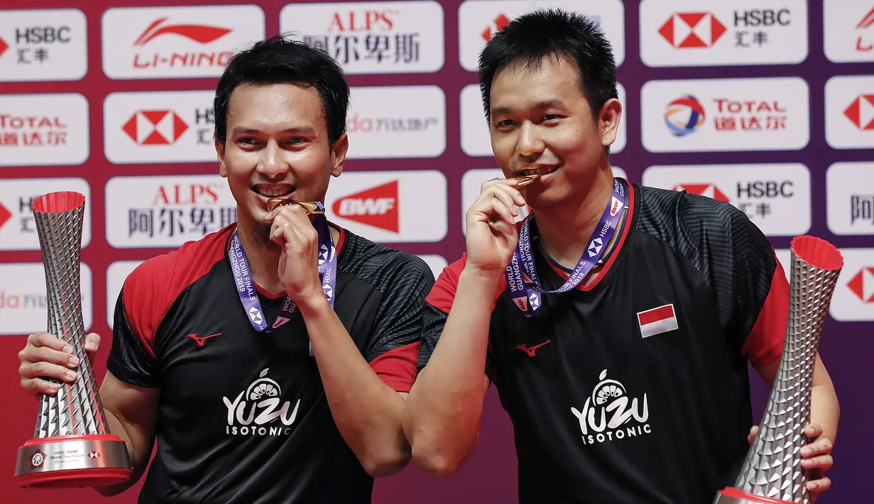 Ganda putra Indonesia, Mohammad Ahsan / Hendra Setiawan, berhasil mengalahkan ganda Jepang, Hiroyuki Endo / Yuta Watanabe, pada BWF World Tour di Tianhe Sports Center, Guangzhou, Minggu (15/12/2019). Ahsan / Hendra menang 24-22 dan 21-19. (AP/Andy Wong)