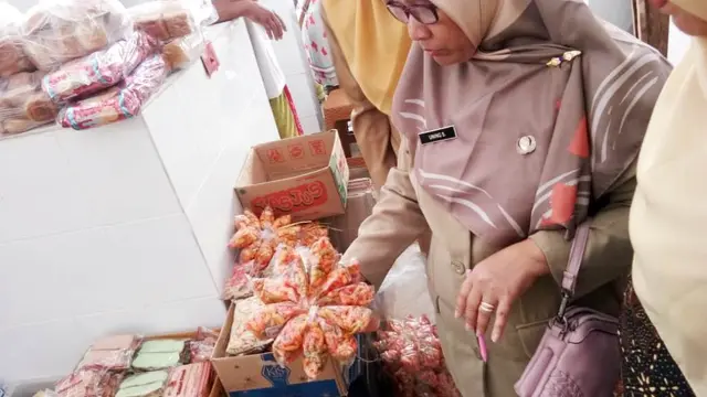 Tim JKPT Purbalingga mengecek makanan di sejumlah pasar tradisional Purbalingga untuk. (Foto: Liputan6.com/Dinkominfo PBG/Muhamad Ridlo)