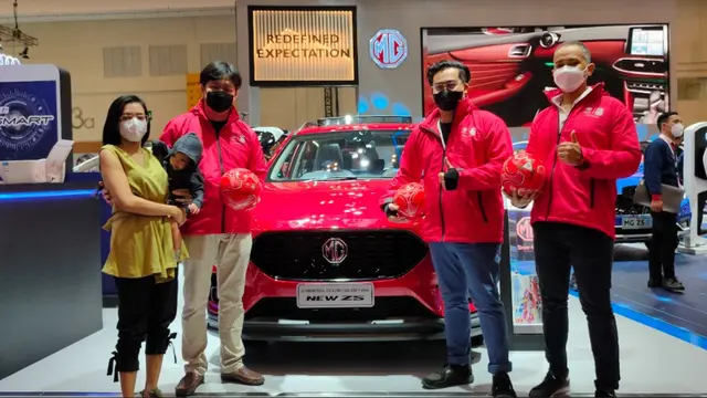 Salah satu pengunjung GIIAS 2021 dinobatkan sebagi pemilik perdana MG ZS Liverpool FC Limited Edition. (Dok: MG)
