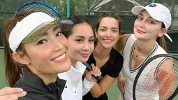 Sebelumnya, Ayu Dewi juga sempat mengunggah momen saat latihan tenis bersama Nagita Slavina serta Nia Ramadhani dan Luna Maya. Keempatnya sendiri tergabung dalam geng artis dan kerap terlihat bersama di berbagai event. (Liputan.com/IG/@mrsayudewi)