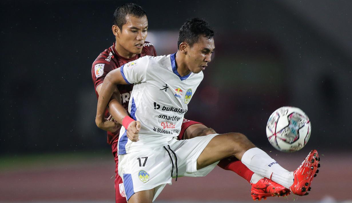 Pemain PSIM Yogyakarta, Nanda Nurrandi (kanan) berebut bola dengan pemain Persis Solo, Eriyanto saat matchday ke-8 Grup C Liga 2 2021 antara Persis Solo melawan PSIM Yogyakarta di Stadion Manahan, Solo, Senin (15/11/2021). (Bola.com/Bagaskara Lazuardi)