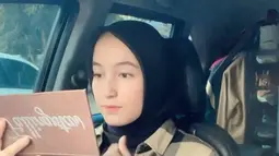 Dalam beberapa kesempatan, Ise Irish beberapa kali jalani pemotretan memakai hijab. Bahkan sesekali ia memakai hijab dalam menjalani aktivitasnya. Tampil dengan berhijab, gayanya ini pun mencuri perhatian banyak netizen. (Liputan6.com/IG/@ise.irish)