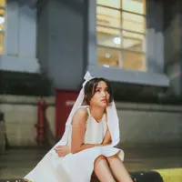 Setelah tampil kekinian dengan gaya formal, kali ini Fuji Utami tampil dengan gaya vintage. [@fuji_an]