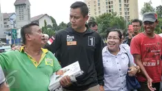 Cagub DKI Jakarta Agus Harimurti Yudhoyono berbincang dengan pedagang koran saat blusukan menelusuri Pasar Senen, Jakarta, Senin (7/11). Selain meminta doa dan dukungan, Agus juga mendengarkan keluhan para pedagang Pasar Senen. (Liputan6.com/Yoppy Renato)