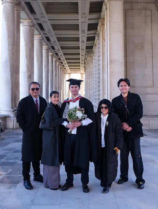 Pada hari wisuda, pemain sinetron “Dear Nathan The Series” ini tampil anggun dengan outfit serba hitam yang elegan. Sementara itu, Axel tampak gagah mengenakan toga wisudanya. Salah satu momen yang mencuri perhatian adalah saat Axel dengan ceria mencoba mengenakan topi toga pada Luna, menciptakan suasana penuh canda dan kasih sayang.   (Liputan6.com/IG/@shabrinaaluna)