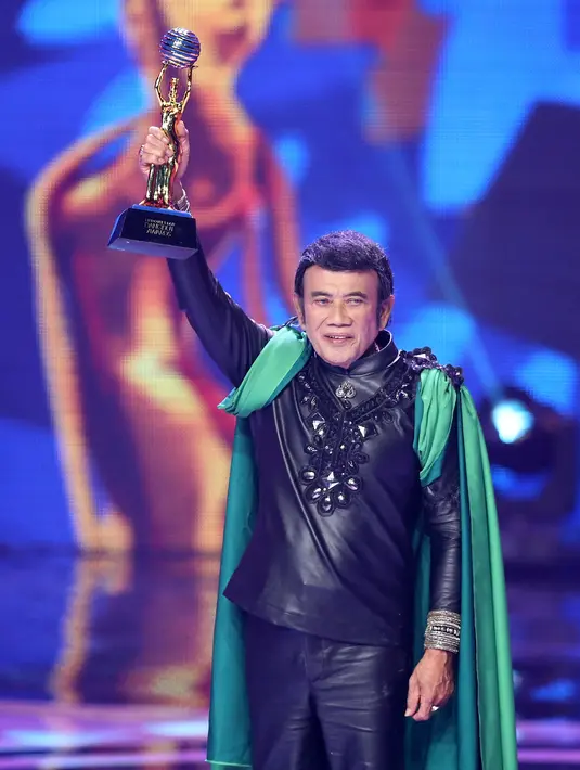 "Buat orangtua saya, mereka orang yang berjasa buat hidup saya, semoga Allah memberikan yang terbaik buat ibu bapak saya di sana. Aamiin," ujar Rhoma yang beberapa kali mengusap air matanya. (Bambang E. Ros/Bintang.com)