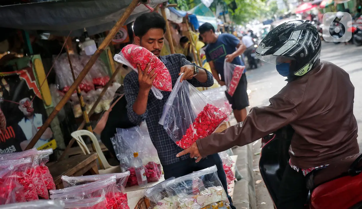 Bunga yang dijual tak lain sebagai bekal para peziarah yang hendak berkunjung dan membacakan doa di makam keluarga ataupun kerabat. (Liputan6.com/Angga Yuniar)