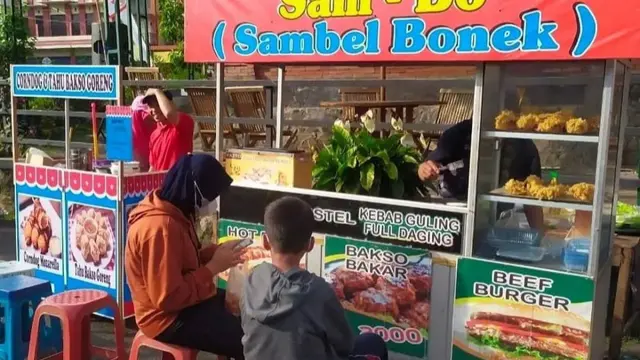 6 Tulisan Soal Rasa Makanan di Gerobak Jualan Ini Bikin Dahi Berkerut
