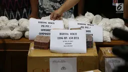 Barang bukti kasus produksi PCC ilegal ditampilkan di Bareskrim Polri, Jakarta, Jumat (22/9). Barang bukti itu adalah 19 ribu butir PCC dari jasa ekspedisi, 4 ton bahan baku PCC di Cimahi, serta 152 ribu butir PCC di Baturaden. (Liputan6.com/JohanTallo)