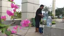 Pekerja menyiapkan air mencuci tangan saat persiapan sholat Idul Fitri di Masjid Al Azhar, Jakarta, Rabu (11/5/2021). Masjid Al Azhar akan menggelar sholat idul Fitri secara berjamaah di lapangan masjid tersebut dengan protokol pencegahan COVID-19 yang ketat. (Liputan6.com/Herman Zakharia)