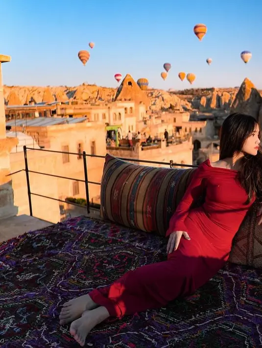 Fuji pun tampil sederhana tanpa mengenakan aksesori. Membuatnya tampil menawan. [@fuji_an]