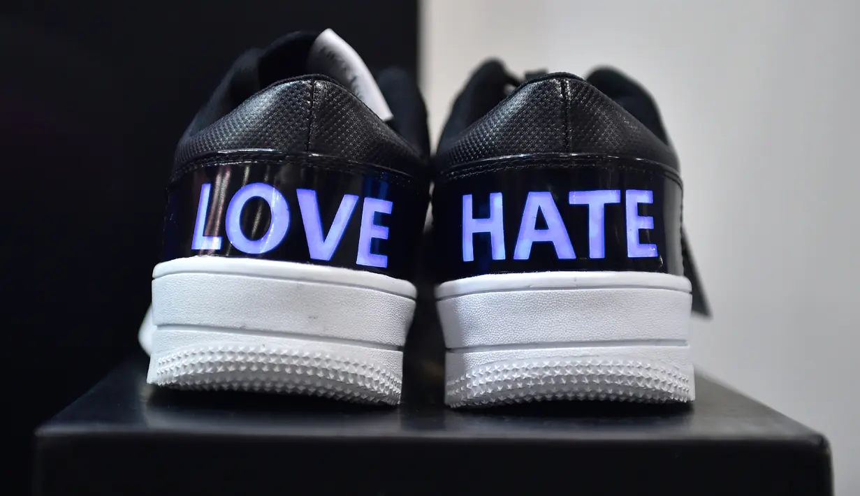Sepatu lampu Wize & Ope bertuliskan Love-Hate di Consumer Electronic Show (CES), Las Vegas (5/1). Sepatu ini menjadi salah satu stan yang ramai dikunjungi di Consumer Electronic Show (CES), Las Vegas. (AFP Photo/Frederic J. Brown)