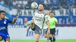 Pemain Persib Bandung, Marc Klok (kanan) mengontrol bola dibayangi pemain PSIS Semarang dalam pertandingan pekan ke-21 BRI Liga 1 2022/2023 yang berlangsung di Stadion Jati Diri, Selasa (31/1/2023). (Dok. Persib Bandung)