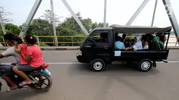 Sejumlah kendaraan melintas di jembatan Bangkir Indramayu, Jawa Barat, Jumat (30 /6). H+5 Indramayu Kota ke Arah Jakarta melalui Jalur Utara diprediksi mulai di padati arus balik pada Malam dan esok hari H+6. (Liputan6.com/Helmi Afandi)