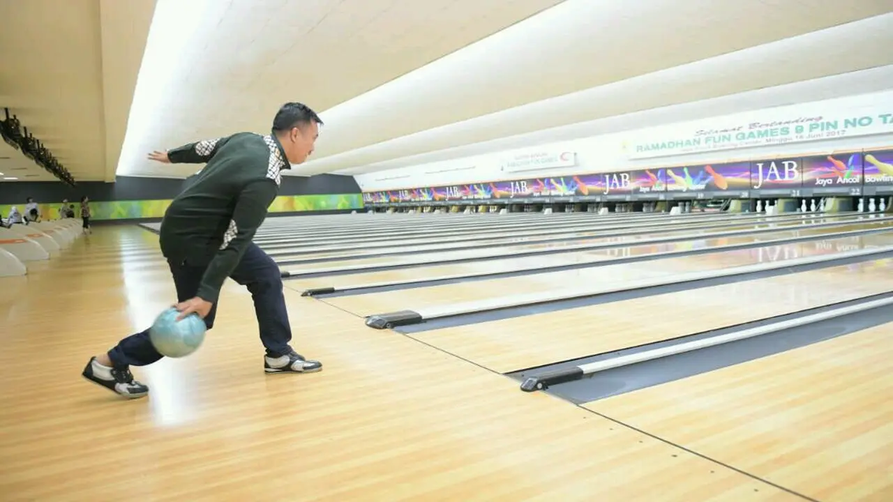 Menpora Imam Nahrawi saat meninjau Pemusatan Latihan Nasional (Pelatnas) Bowling