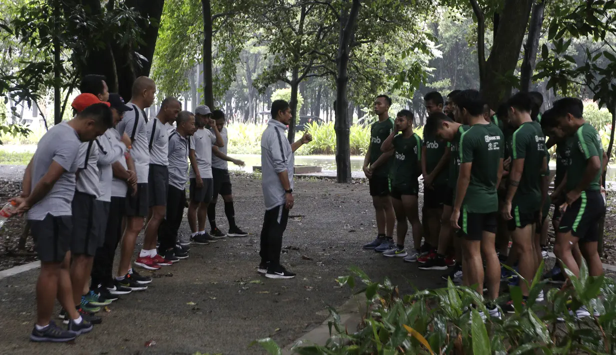 Pelatih Timnas Indonesia U-23, Indra Sjafri, memberikan instruksi kepada pemainnya saat latihan fisik di Bukit Senayan, Jakarta, Rabu (6/3). Latihan ini merupakan persiapan jelang kualifikasi Piala AFC U-23. (Bola.com/Yoppy Renato)