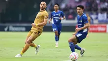 Pemain Bhayangkara FC, Illija Spasojevic mengumpan bola melewati pemain PSIM Yogyakarta pada laga final Pegadaian Liga 2 2024/2025 di Stadion Manahan, Solo, Jawa Tengah, Rabu (26/02/2025). (Bola.com/Abdul Aziz)