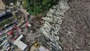 Penumpukan volume sampah yang sangat besar (setinggi sekitar empat lantai) membuat struktur tanah menjadi tidak stabil. Tampak foto udara memperlihatkan tumpukan sampah besar yang runtuh di fasilitas pemilahan sampah di Binaliw, Kota Cebu, Filipina, Jumat 9 Januari 2026. (AP Photo/Jacqueline Hernandez)